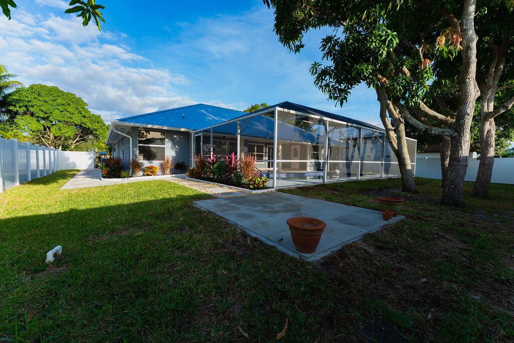 For Sale: $475,000 (4 beds, 2 baths, 1914 Square Feet)