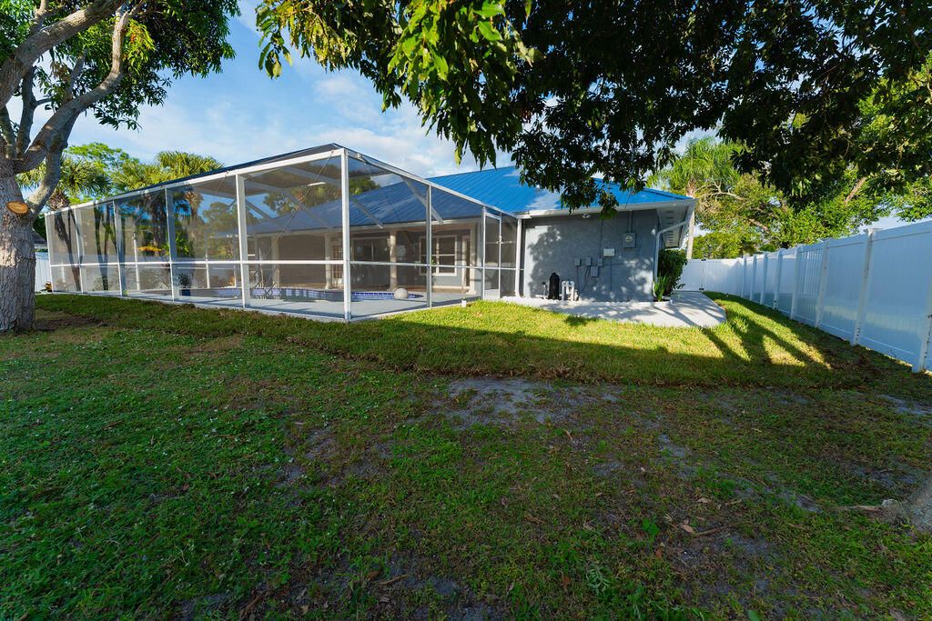 For Sale: $475,000 (4 beds, 2 baths, 1914 Square Feet)