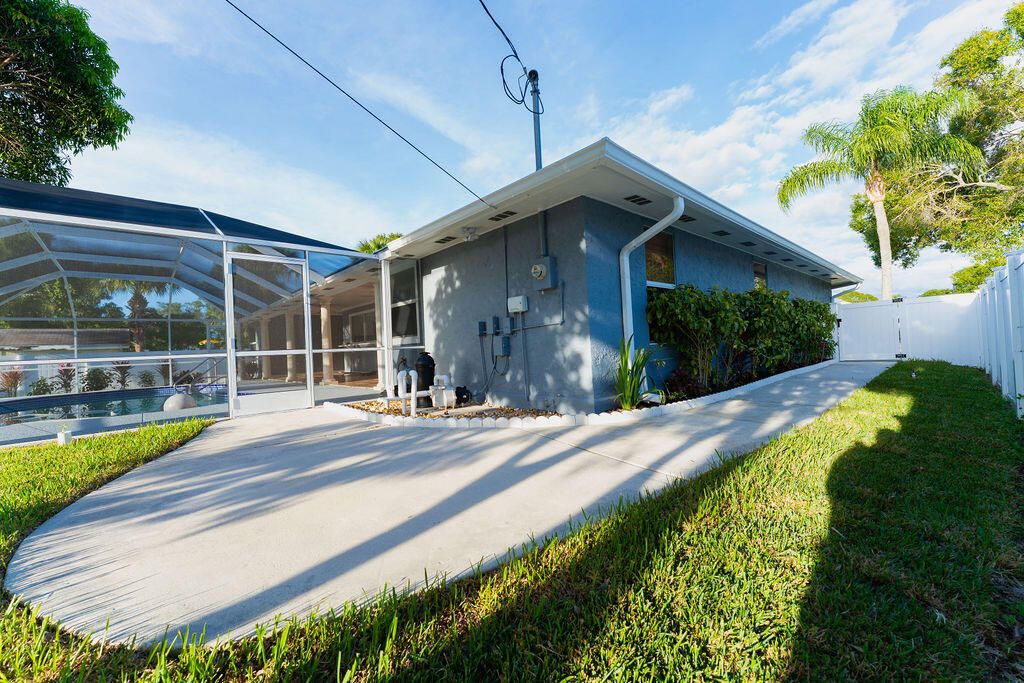 For Sale: $475,000 (4 beds, 2 baths, 1914 Square Feet)