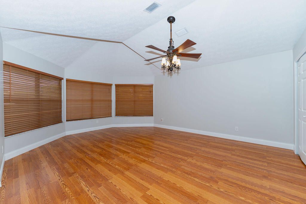 For Sale: $475,000 (4 beds, 2 baths, 1914 Square Feet)