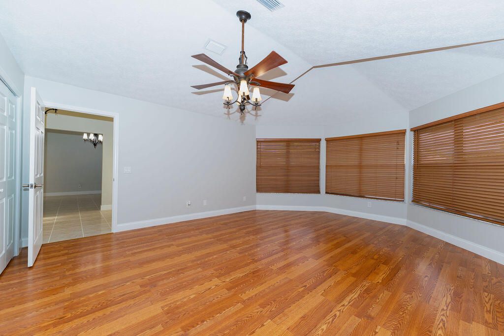 For Sale: $475,000 (4 beds, 2 baths, 1914 Square Feet)