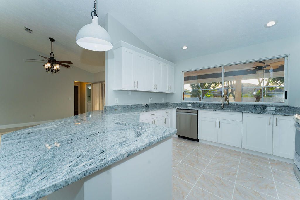 For Sale: $475,000 (4 beds, 2 baths, 1914 Square Feet)