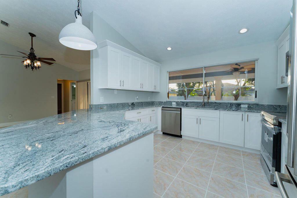 For Sale: $475,000 (4 beds, 2 baths, 1914 Square Feet)