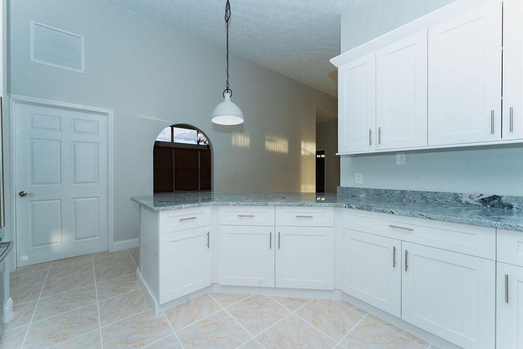 For Sale: $475,000 (4 beds, 2 baths, 1914 Square Feet)