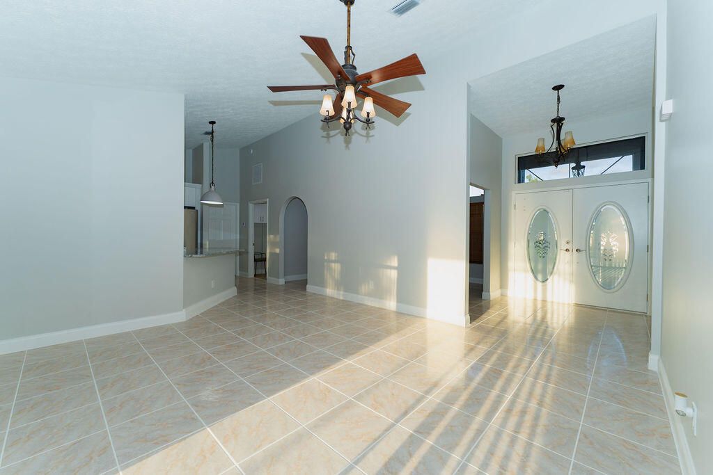 For Sale: $475,000 (4 beds, 2 baths, 1914 Square Feet)