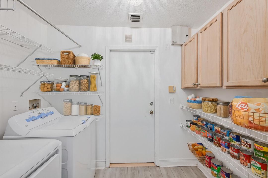 For Sale: $1,189,000 (4 beds, 2 baths, 2500 Square Feet)