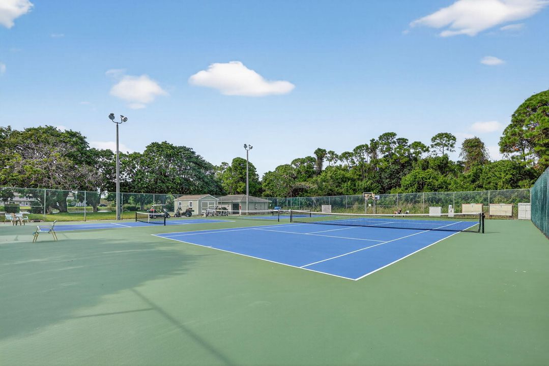 For Sale: $125,500 (1 beds, 1 baths, 680 Square Feet)