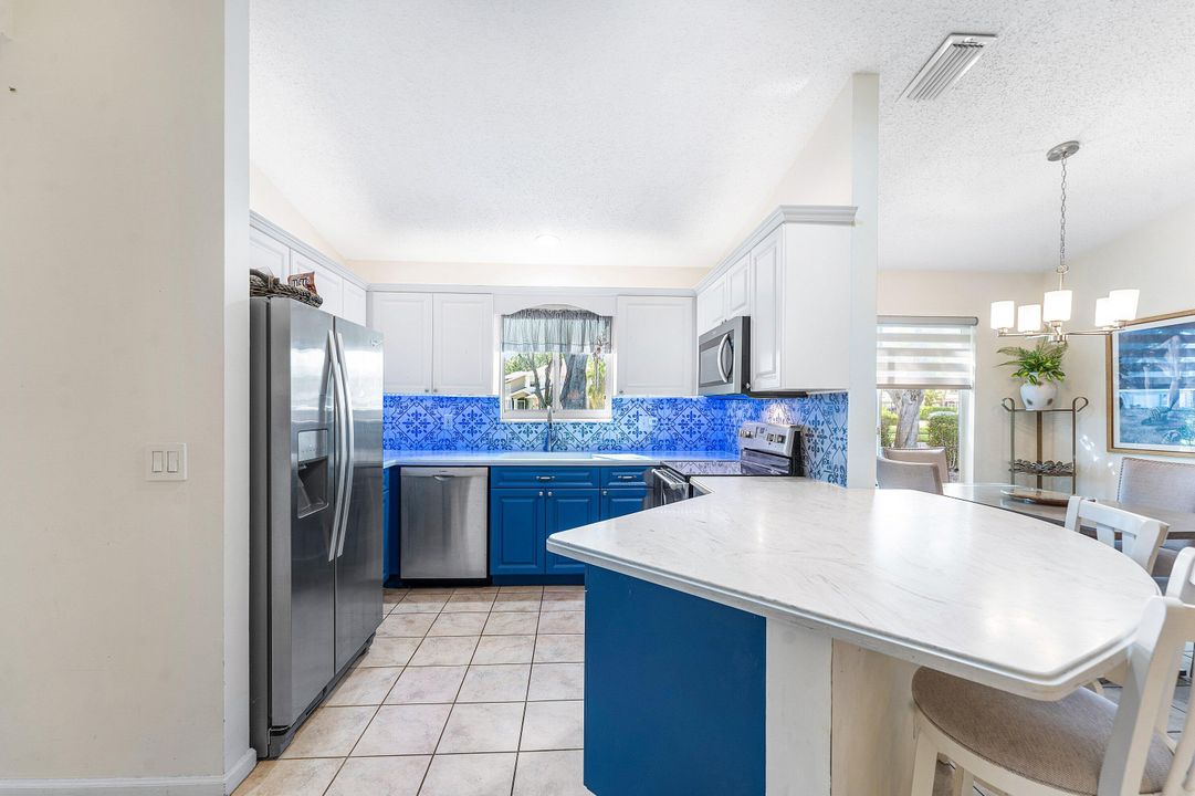 For Sale: $439,000 (2 beds, 2 baths, 1339 Square Feet)