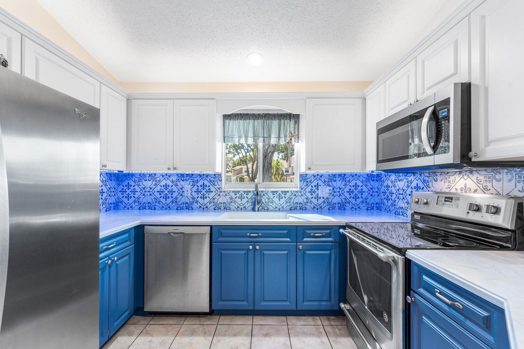 For Sale: $439,000 (2 beds, 2 baths, 1339 Square Feet)