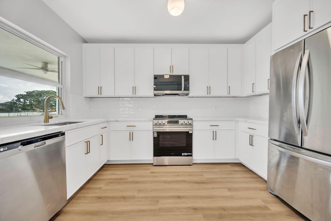 合同活跃: $1,250,000 (4 贝兹, 4 浴室, 3233 平方英尺)