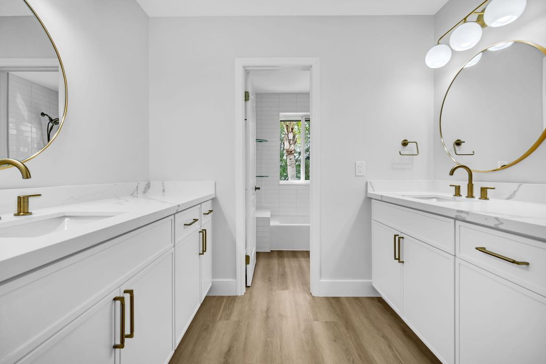 合同活跃: $1,250,000 (4 贝兹, 4 浴室, 3233 平方英尺)