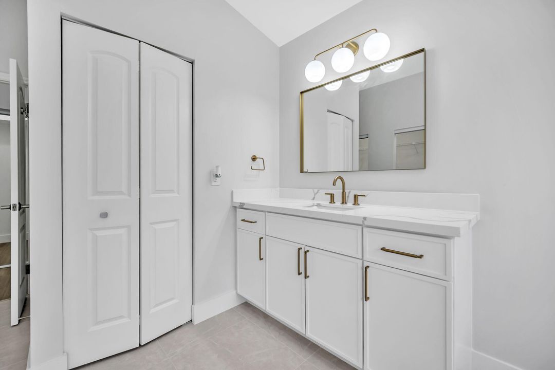 合同活跃: $1,250,000 (4 贝兹, 4 浴室, 3233 平方英尺)