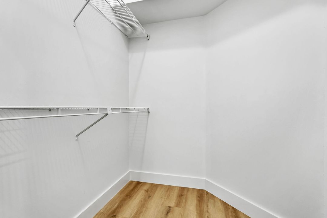 合同活跃: $1,250,000 (4 贝兹, 4 浴室, 3233 平方英尺)