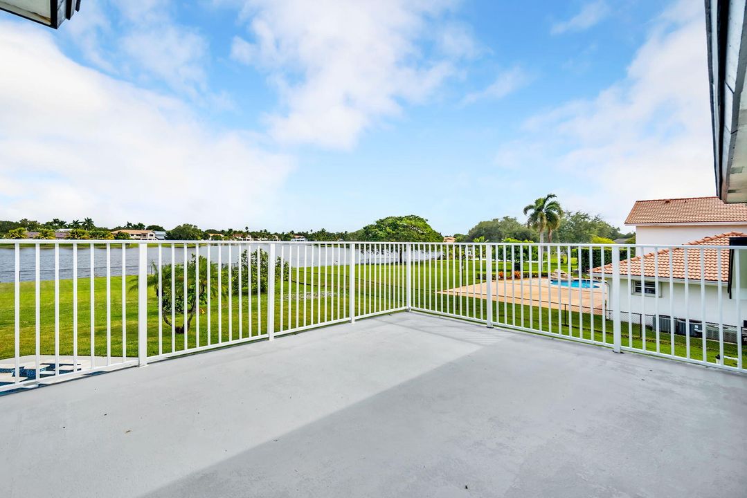 合同活跃: $1,250,000 (4 贝兹, 4 浴室, 3233 平方英尺)