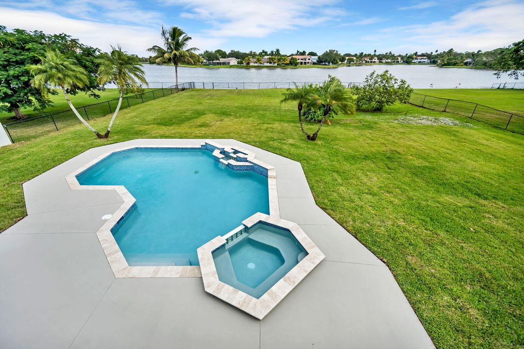 合同活跃: $1,250,000 (4 贝兹, 4 浴室, 3233 平方英尺)