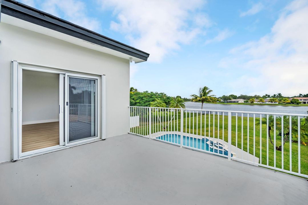 合同活跃: $1,250,000 (4 贝兹, 4 浴室, 3233 平方英尺)