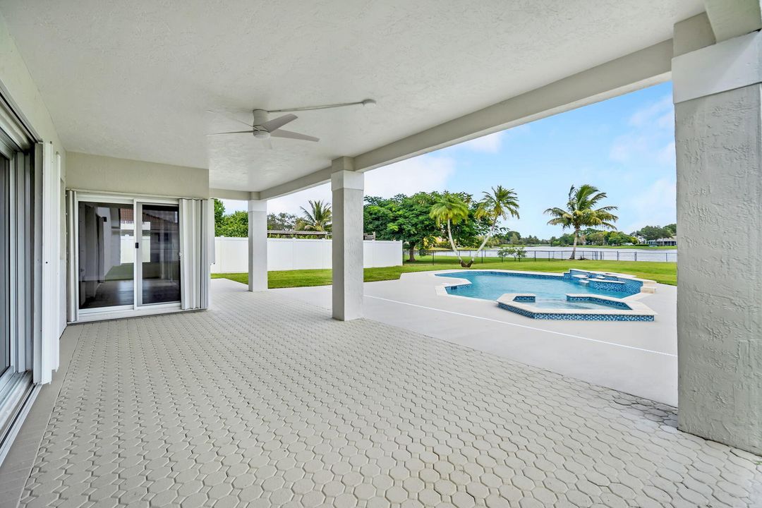 合同活跃: $1,250,000 (4 贝兹, 4 浴室, 3233 平方英尺)