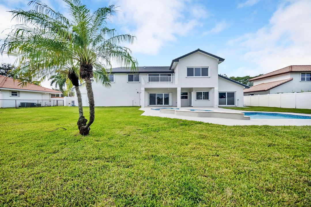 合同活跃: $1,250,000 (4 贝兹, 4 浴室, 3233 平方英尺)