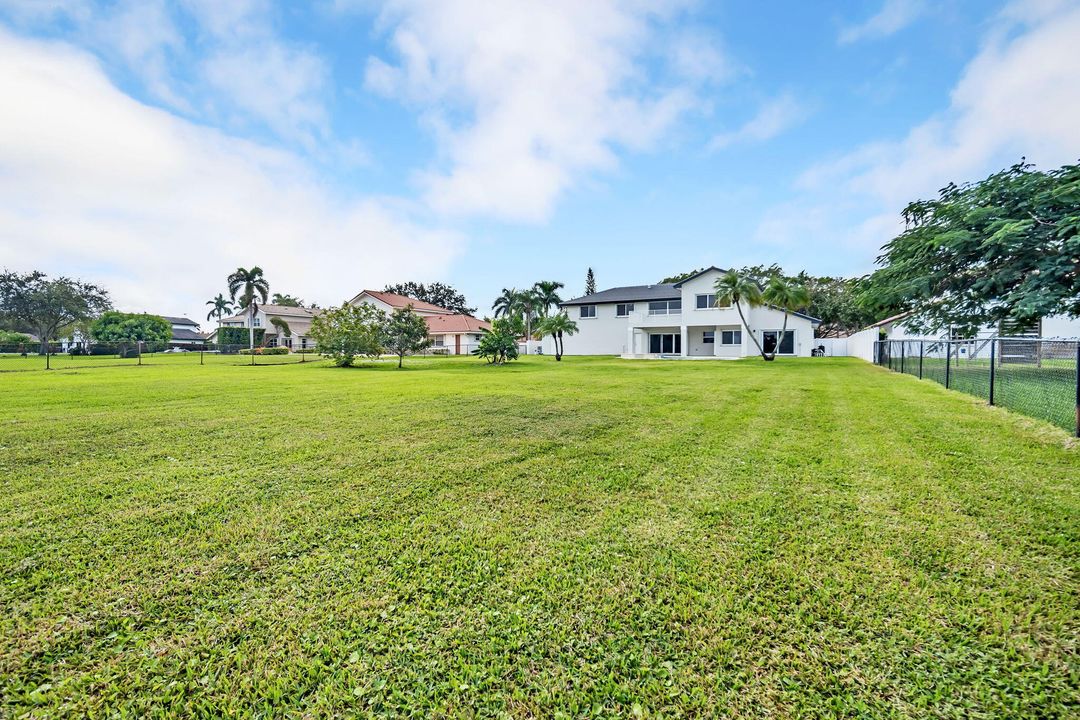 合同活跃: $1,250,000 (4 贝兹, 4 浴室, 3233 平方英尺)