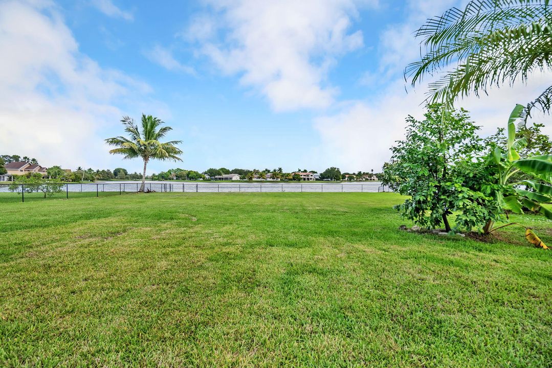 合同活跃: $1,250,000 (4 贝兹, 4 浴室, 3233 平方英尺)