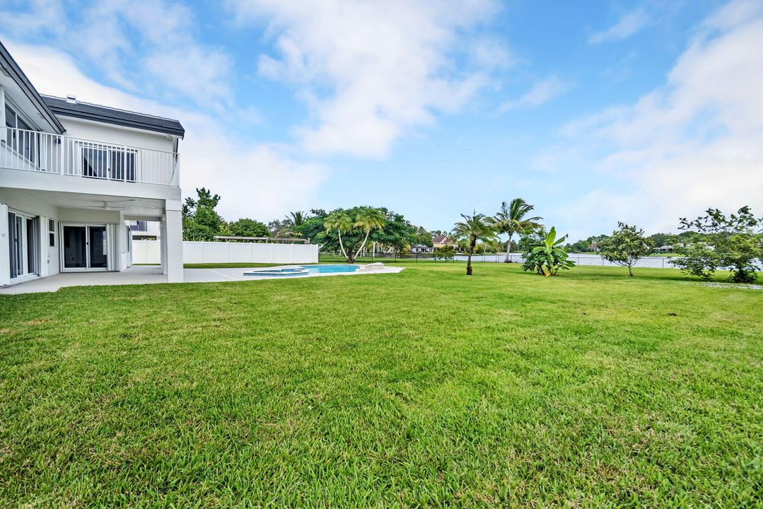 合同活跃: $1,250,000 (4 贝兹, 4 浴室, 3233 平方英尺)