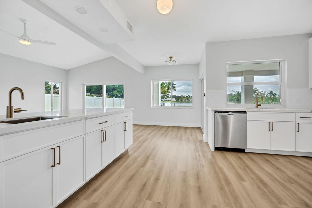 合同活跃: $1,250,000 (4 贝兹, 4 浴室, 3233 平方英尺)