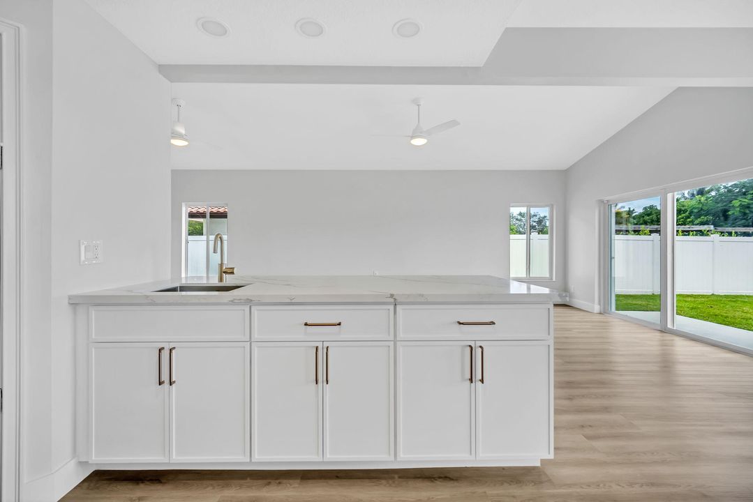 合同活跃: $1,250,000 (4 贝兹, 4 浴室, 3233 平方英尺)