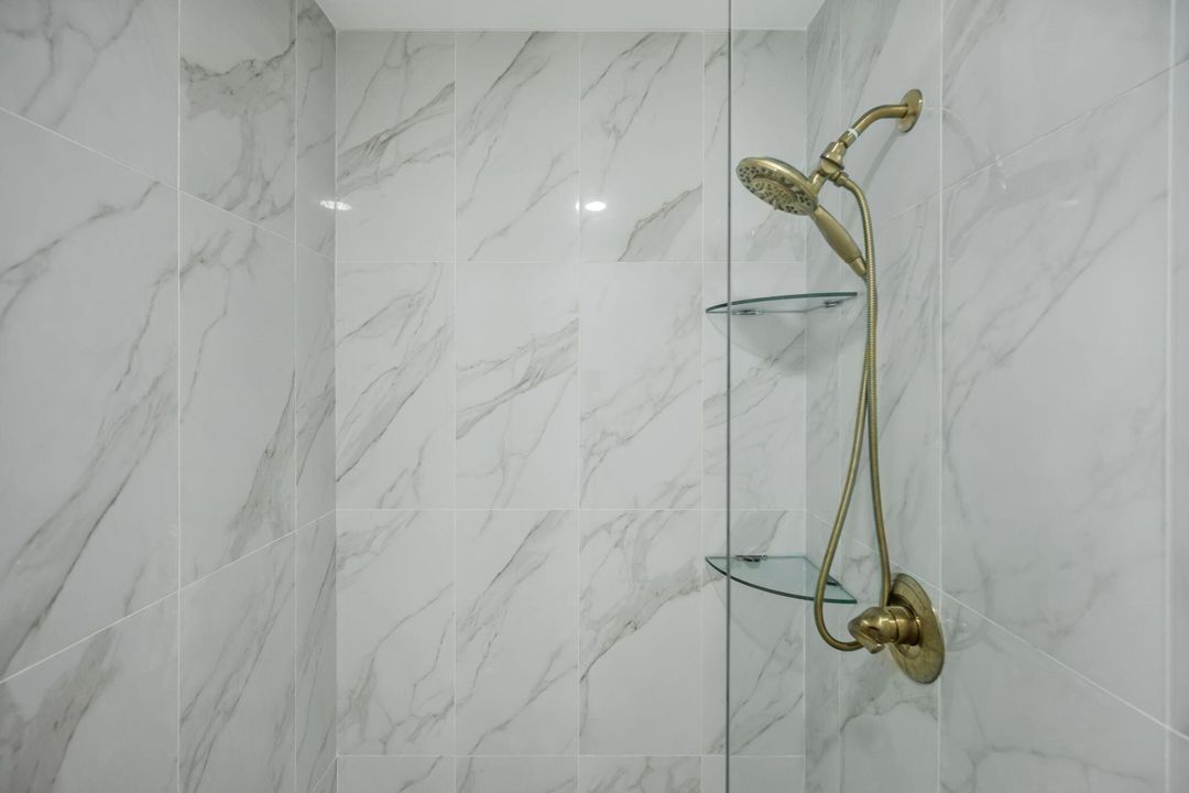 合同活跃: $1,250,000 (4 贝兹, 4 浴室, 3233 平方英尺)