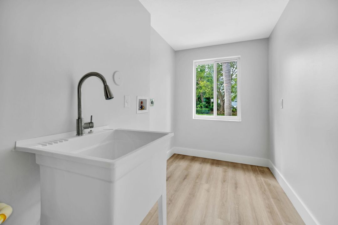 合同活跃: $1,250,000 (4 贝兹, 4 浴室, 3233 平方英尺)