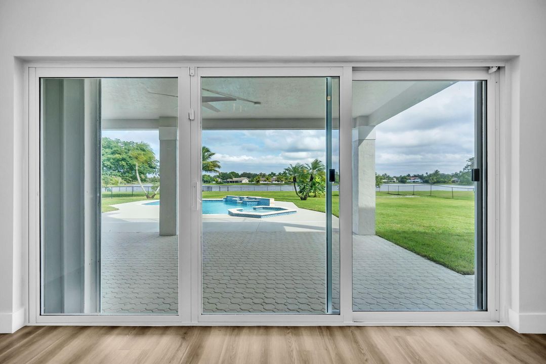 合同活跃: $1,250,000 (4 贝兹, 4 浴室, 3233 平方英尺)