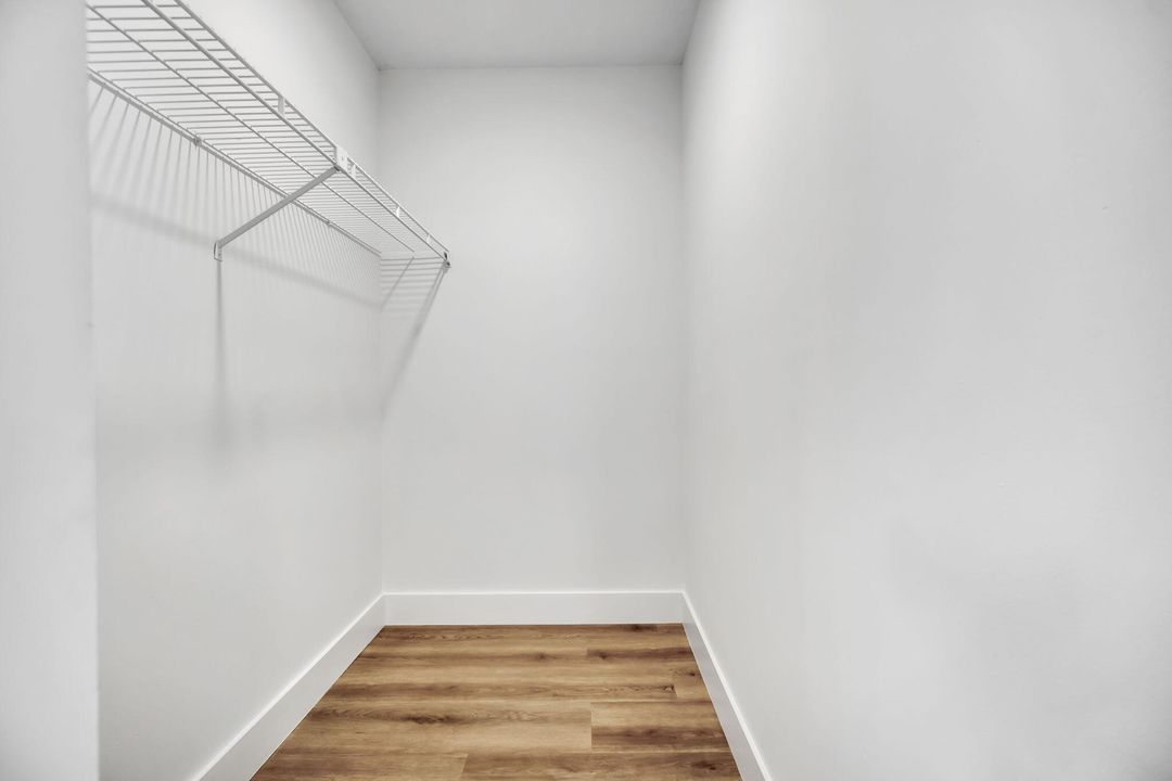 合同活跃: $1,250,000 (4 贝兹, 4 浴室, 3233 平方英尺)