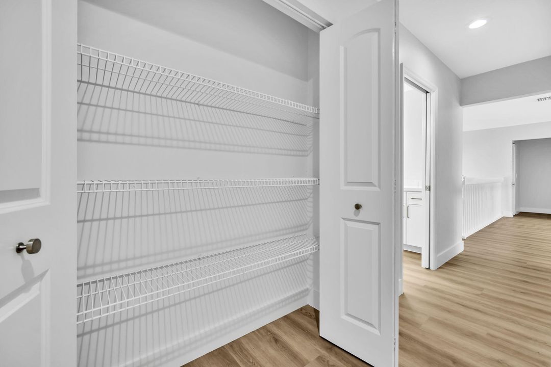 合同活跃: $1,250,000 (4 贝兹, 4 浴室, 3233 平方英尺)