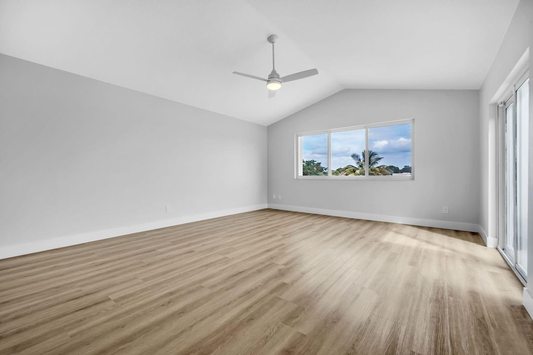 合同活跃: $1,250,000 (4 贝兹, 4 浴室, 3233 平方英尺)