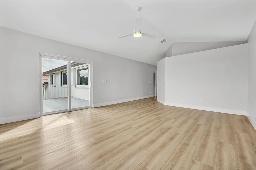 合同活跃: $1,250,000 (4 贝兹, 4 浴室, 3233 平方英尺)