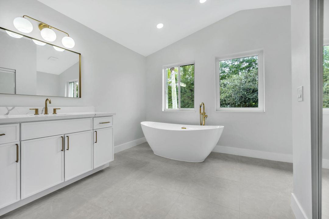 合同活跃: $1,250,000 (4 贝兹, 4 浴室, 3233 平方英尺)