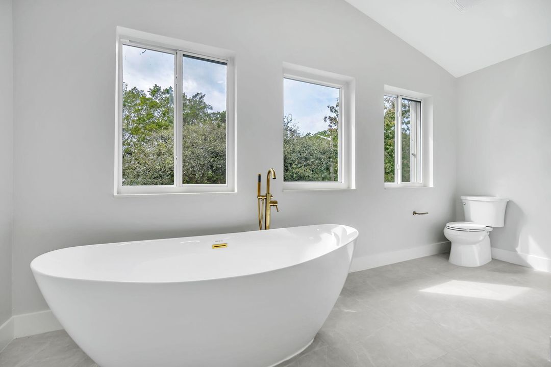 合同活跃: $1,250,000 (4 贝兹, 4 浴室, 3233 平方英尺)