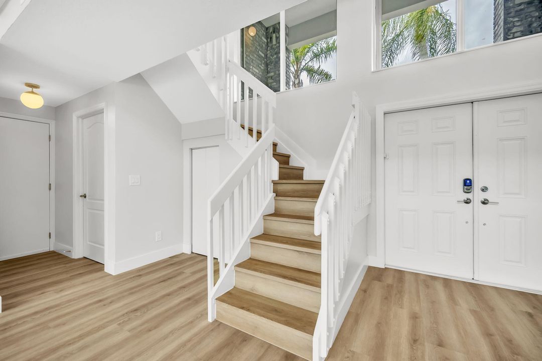 合同活跃: $1,250,000 (4 贝兹, 4 浴室, 3233 平方英尺)