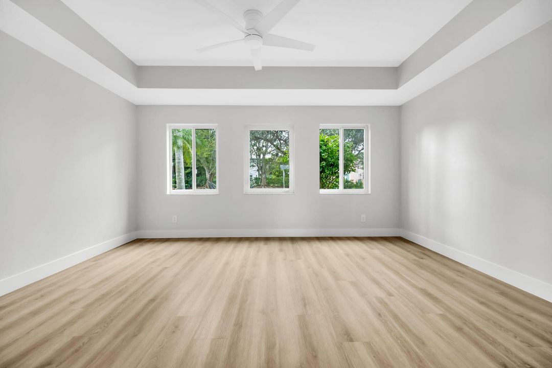 合同活跃: $1,250,000 (4 贝兹, 4 浴室, 3233 平方英尺)