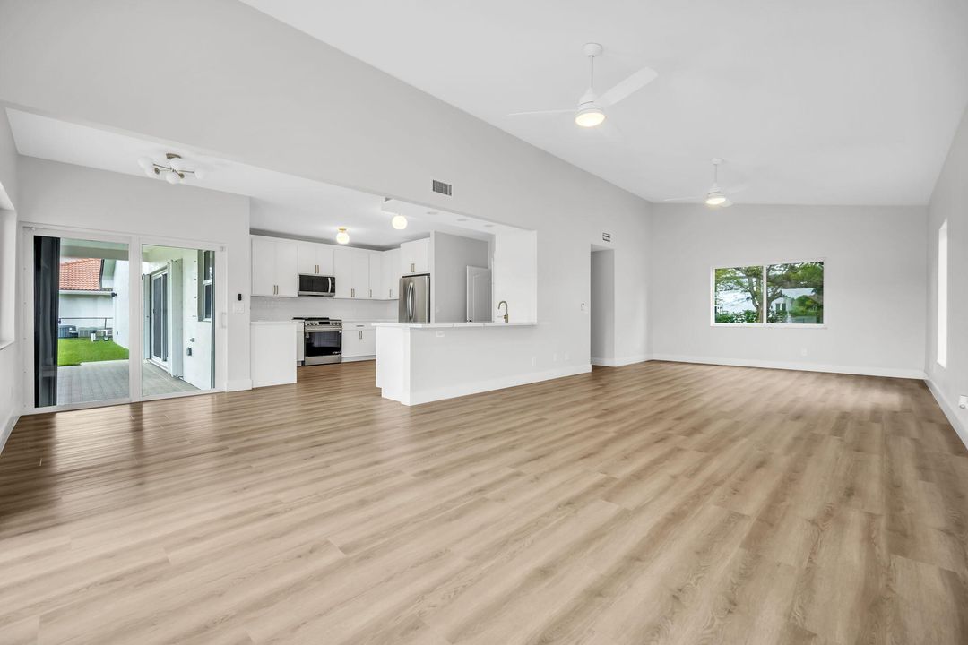 合同活跃: $1,250,000 (4 贝兹, 4 浴室, 3233 平方英尺)