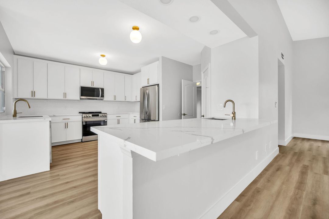 合同活跃: $1,250,000 (4 贝兹, 4 浴室, 3233 平方英尺)