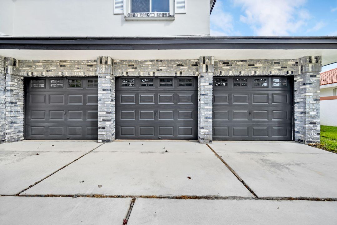 合同活跃: $1,250,000 (4 贝兹, 4 浴室, 3233 平方英尺)