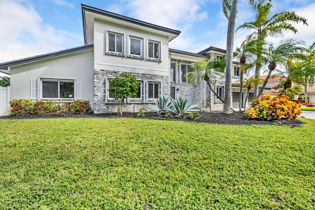 合同活跃: $1,250,000 (4 贝兹, 4 浴室, 3233 平方英尺)