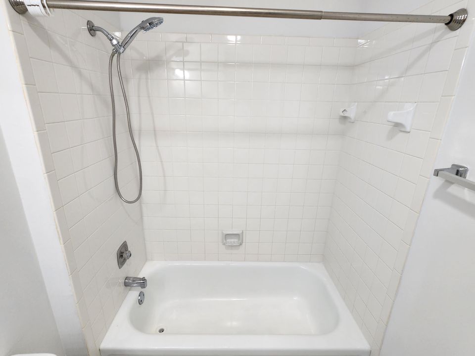 Active With Contract: $2,300 (2 beds, 2 baths, 1243 Square Feet)