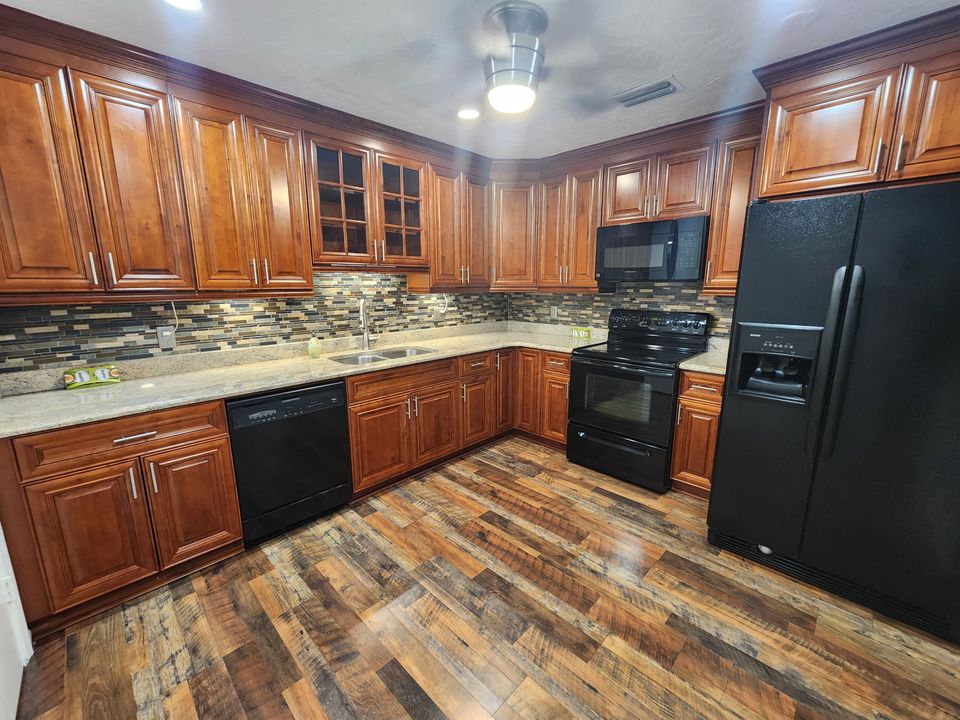 Active With Contract: $2,300 (2 beds, 2 baths, 1243 Square Feet)