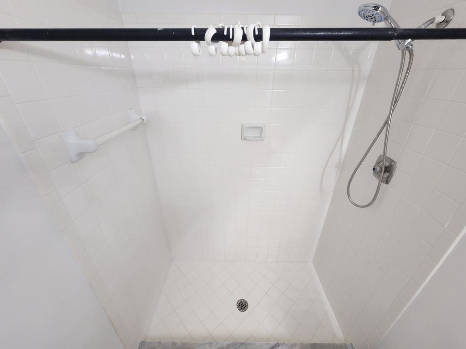 Active With Contract: $2,300 (2 beds, 2 baths, 1243 Square Feet)