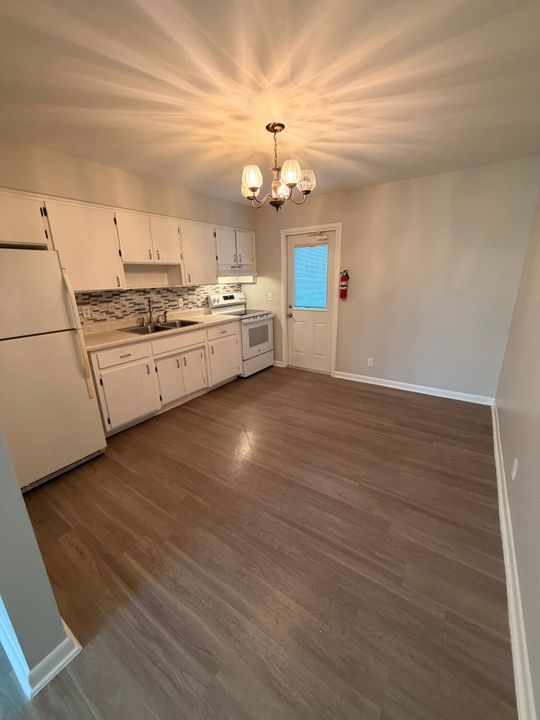 For Rent: $1,850 (2 beds, 1 baths, 900 Square Feet)