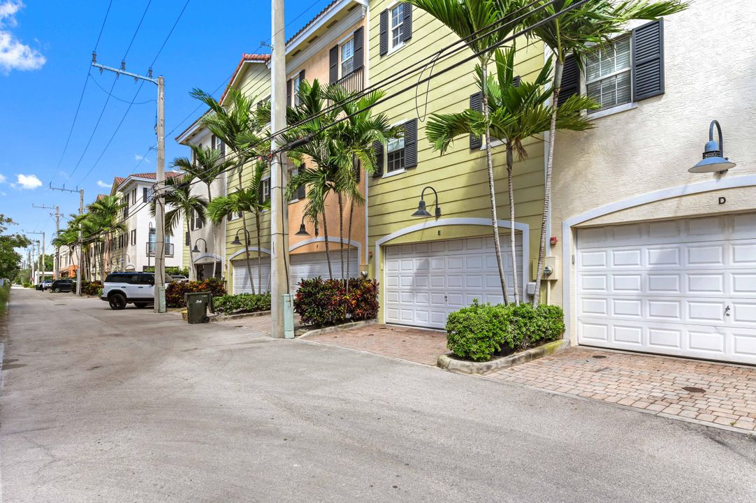 For Sale: $895,000 (3 beds, 3 baths, 1757 Square Feet)