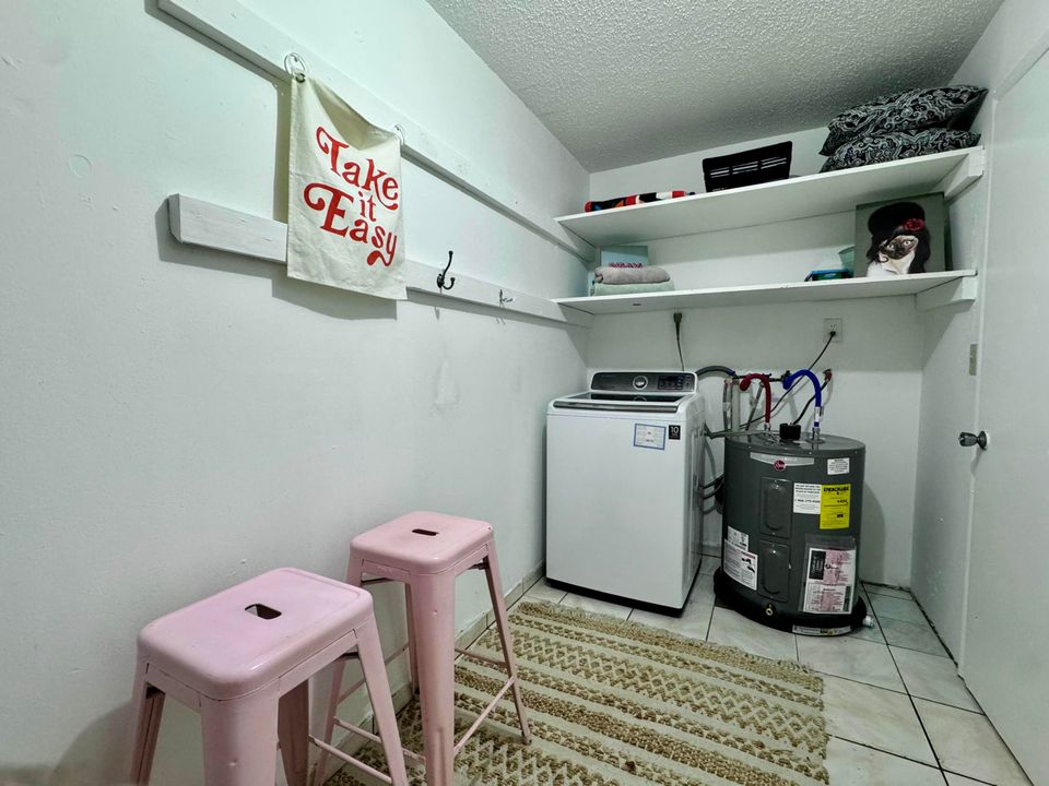 出租: $1,900 (2 贝兹, 1 浴室, 924 平方英尺)