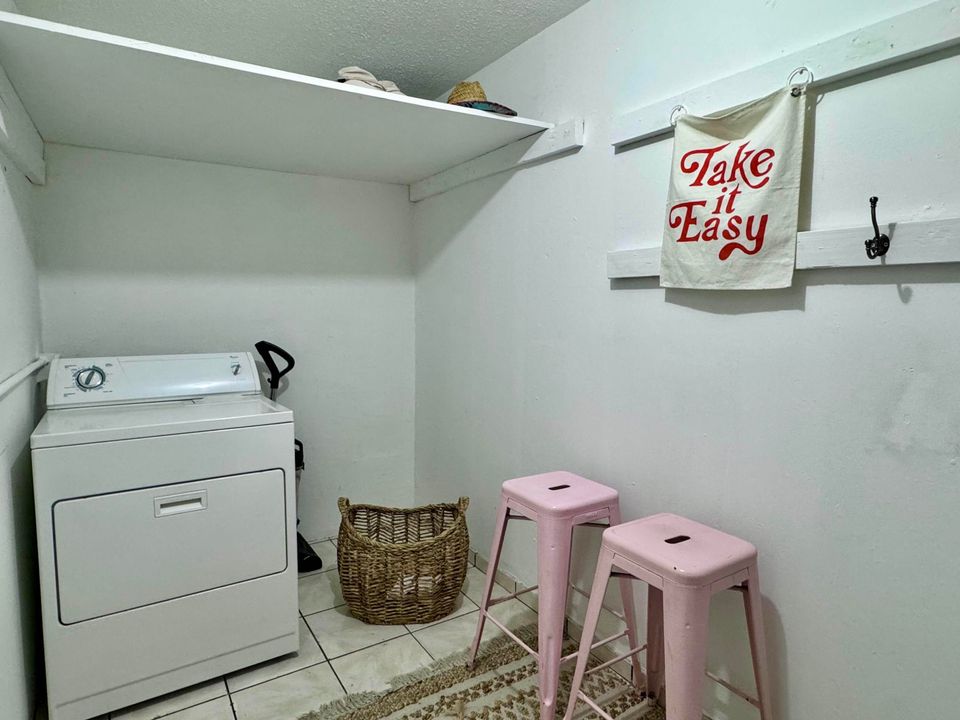 出租: $1,900 (2 贝兹, 1 浴室, 924 平方英尺)