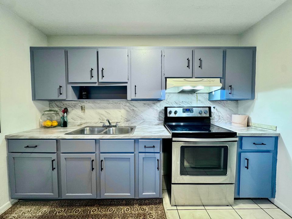 出租: $1,900 (2 贝兹, 1 浴室, 924 平方英尺)